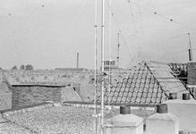 831055 Afbeelding van een televisieantenne op het dak van een woning in de wijk Ondiep te Utrecht; links op de ...